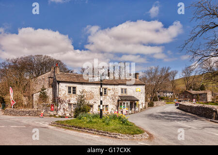 Vecchie case e negozi nel villaggio di Malham, Yorkshire Dales National Park, North Yorkshire, Inghilterra, Regno Unito Foto Stock