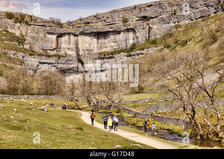 Gli escursionisti su del The Pennine Way, camminando verso Malham Cove, Yorkshire Dales National Park, North Yorkshire, Inghilterra, Regno Unito Foto Stock