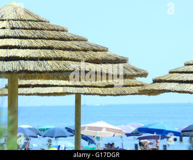 Ombrelloni realizzato con bambù e paglia nel lussuoso resort in riva al mare Foto Stock