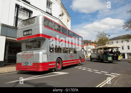 Bus Vintage evento in Winchester Hampshire. Argento double decker Leyland Atlantean con Red Stripe è arrestato in corrispondenza di una giunzione. Foto Stock