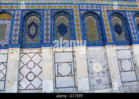 Vista ravvicinata di intricati colorate piastrelle a mosaico sulla Cupola della roccia Foto Stock