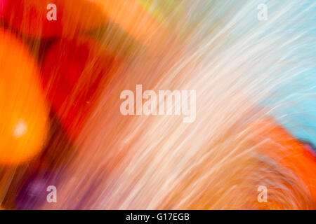 Abstract con sfondo sfocato che scorre acqua miscelata con olio Foto Stock