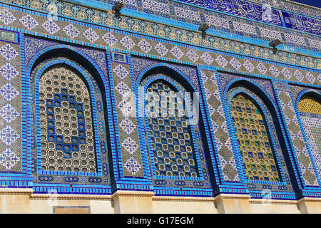 Vista ravvicinata di intricati colorate piastrelle a mosaico sulla Cupola della roccia Foto Stock