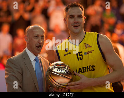 L'O2, Londra UK. 8 maggio 2016. British fuso Basketball League Play-Off finali, Mike Tuck, Sheffield squali, vincitori Foto Stock