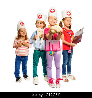 I bambini giocando medico con toy strumenti medici Foto Stock
