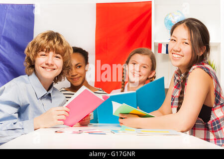 Gli studenti adolescenti imparare il francese in aula Foto Stock