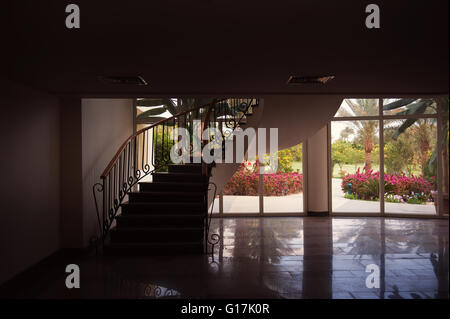 Scala che porta al secondo piano nella lobby dell'hotel. Foto Stock