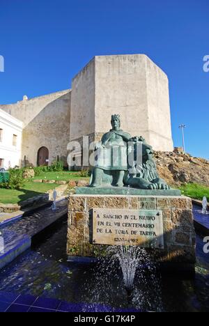 Castello di Guzman El Bueno con statua di Sancho IV brave in primo piano, Tarifa, Costa de la Luz; la provincia di Cadiz Cadice, Spagna. Foto Stock