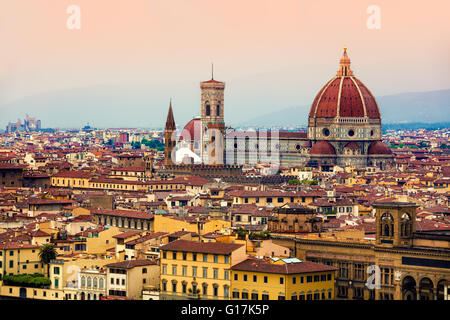 Vista di Firenze nella piovosa mattinata nebbiosa dal Piazzale Michelangelo Foto Stock