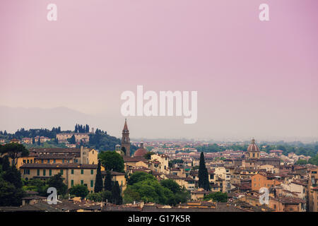 Vista di Firenze nella piovosa mattinata nebbiosa dal Piazzale Michelangelo Foto Stock