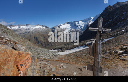 Antico crocifisso ligneo lungo un percorso di elevata in Alto Adige Foto Stock