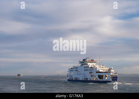 Il Wightlink traghetto per auto, Santa Chiara, lasciando il porto di Portsmouth destinati a Fishbourne sull'Isola di Wight. Foto Stock