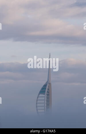 Emirati Spinnaker Tower perfora la nebbia mattutina a Portsmouth Foto Stock