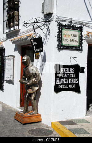Armatura al di fuori di un negozio all'angolo di Calle Los Canos, Mijas, provincia di Malaga, Andalusia, Spagna, Europa occidentale. Foto Stock