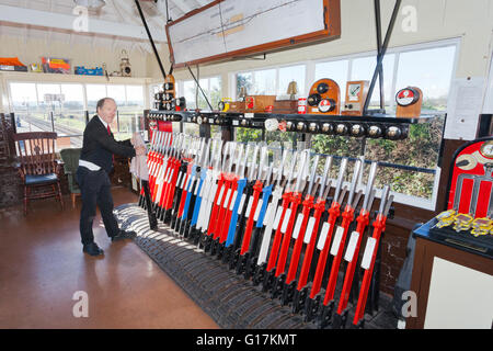 Mike Bussel, segnalatore a vescovi Lydeard signalbox sulla West Somerset Railway, England, Regno Unito Foto Stock