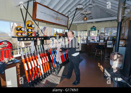 Mike Bussel, segnalatore a vescovi Lydeard signalbox sulla West Somerset Railway, England, Regno Unito Foto Stock