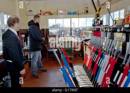 Mike Bussel, il segnalatore a vescovi Lydeard signalbox sulla West Somerset Railway, England, Regno Unito Foto Stock