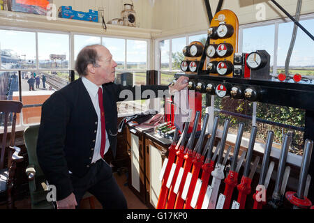 Mike Bussel, il segnalatore a vescovi Lydeard signalbox sulla West Somerset Railway, England, Regno Unito Foto Stock