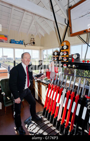 Mike Bussel, il segnalatore a vescovi Lydeard signalbox sulla West Somerset Railway, England, Regno Unito Foto Stock