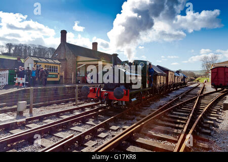 Un ex industriali 0-4-0 serbatoio di derivazione del motore nelle merci di cantiere alla stazione Washford sulla West Somerset Railway, England, Regno Unito Foto Stock