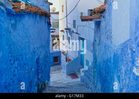 Stretto vicoletto con fasi e blue-lavato case nella città vecchia di Chefchaouen, Marocco Foto Stock