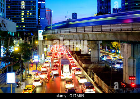 Il traffico in Nuea Sathon Road, Bangkok, Thailandia Foto Stock