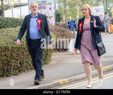 Leader laburista Jeremy Corbyn arriva a Sheffields è Inglese Istituto di Sport con il neo eletto il lavoro MP Gill Furniss Foto Stock