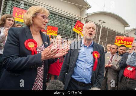 Leader laburista Jeremy Corbyn arriva a Sheffields è Inglese Istituto di Sport con il neo eletto il lavoro MP Gill Furniss Foto Stock