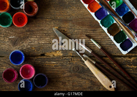 L'arte della pittura. Pittura: set di spazzole, vernici, pastelli, acquerelli, vernice acrilico su uno sfondo di legno Foto Stock