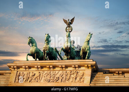 Quadriga e Bas-Relief sulla sommità della porta di Brandeburgo a Berlino, in Germania con un Cielo di tramonto Foto Stock