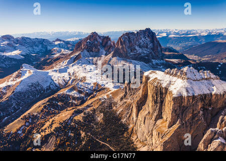 Paesaggio di Montagna, Dolomiti, Italia prese da un elicottero Foto Stock