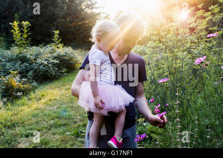 Padre e figlia in ambiente rurale, picking fiori selvatici Foto Stock