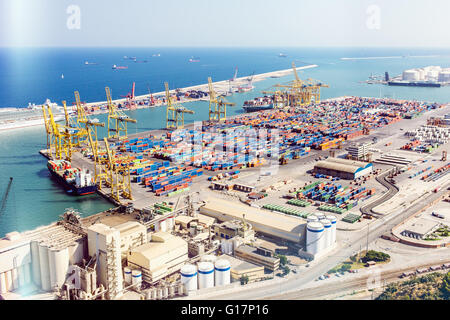 Vista in alzata della gru portuali e ai contenitori di carico al porto di mare, Barcellona, Spagna Foto Stock