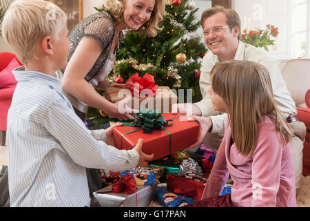 Un ragazzo e una ragazza ricevere regali di natale Foto Stock