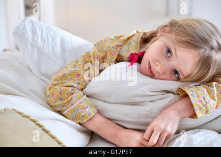 Ragazza in pigiama sognare a letto Foto Stock