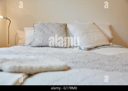 Livello di superficie vista della biancheria da letto tradizionale con cuscini e guanciali Foto Stock