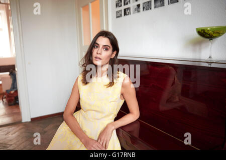 Ritratto di elegante giovane donna nella parte anteriore del piano Foto Stock