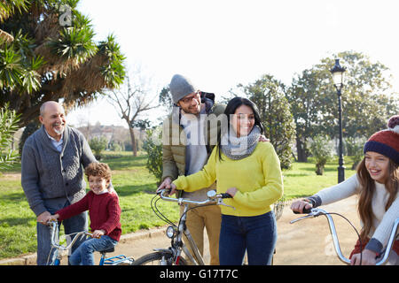 Multi familiare di generazione in parco con le biciclette Foto Stock