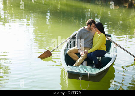 Matura in barca a remi sul lago di testa a testa avvolgente Foto Stock