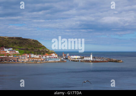 Vista in lontananza Scarborough Harbour e il faro Foto Stock