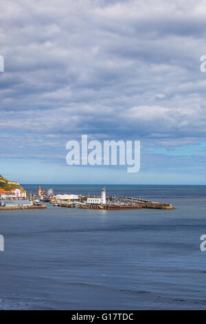 Vista in lontananza Scarborough Harbour e il faro Foto Stock