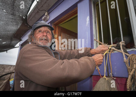 Fisherman riparazioni reti. Foto Stock