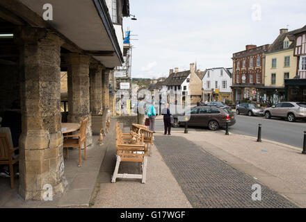 Negozi e imprese sulla collina a361 attraverso burford, oxfordshire, Regno Unito Foto Stock