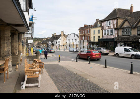 Negozi e imprese sulla collina a361 attraverso burford, oxfordshire, Regno Unito Foto Stock