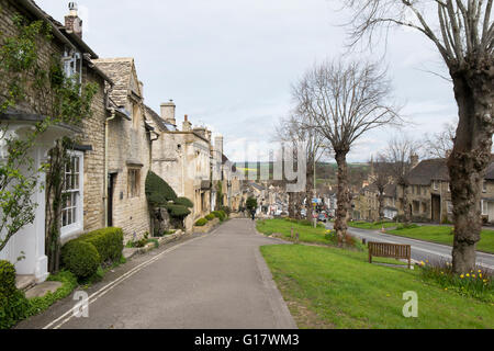 Case sulla collina a361 attraverso burford, oxfordshire, Regno Unito Foto Stock