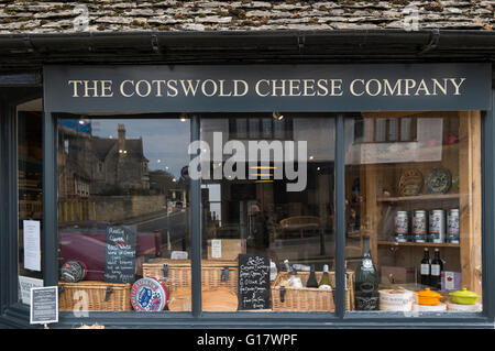 Il cotswold cheese company shop on high street sulla a361 attraverso burford, oxfordshire, Regno Unito Foto Stock