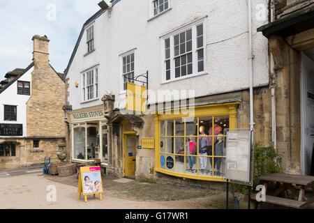 Joules negozio di abbigliamento sulla strada alta sulla a361 attraverso burford, oxfordshire, Regno Unito Foto Stock