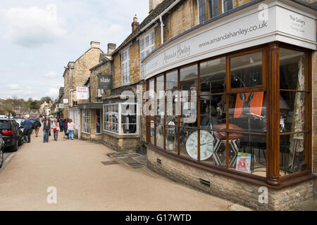 Amanda hanley interior design sulla strada alta sulla a361 attraverso burford, oxfordshire, Regno Unito Foto Stock