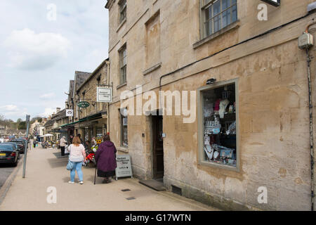 Burford needlecraft shop sulla strada alta sulla a361 attraverso burford, oxfordshire, Regno Unito Foto Stock