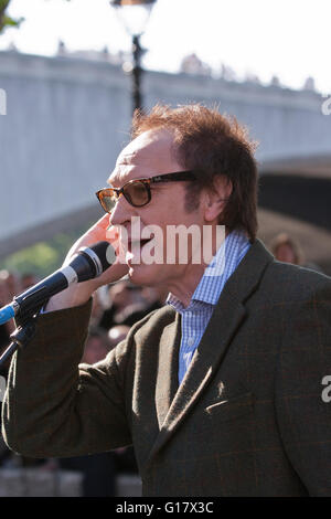 Ray Davies dalle pieghe di eseguire presso il South Bank di Londra Foto Stock